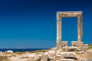 Apollo Temple entrance, Naxos island, Cyclades. Seascape of the island of Naxos, Greece. The most famous Greek view. famous Gate on the island of Naxos. Arch of the Ancient Temple

 - obrazy, fototapety, plakaty