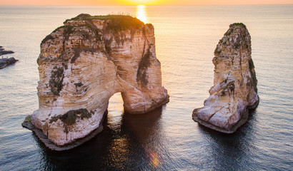 Obraz premium Beirut Pigeon Rocks. Morze zachód tło.