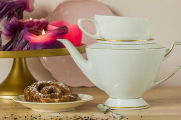 Teaparty with zeeuwse bolus and pink candles.