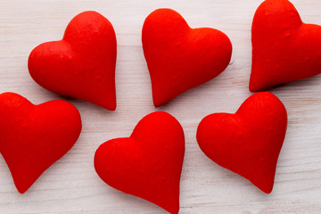 Obraz premium Red hearts the gray background. Valentine Day background.