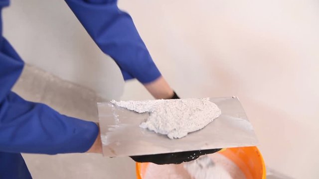 Scoop up the plaster with a spatula
