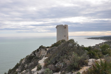 Fototapeta na wymiar Torre defensiva sobre el Mediterráneo