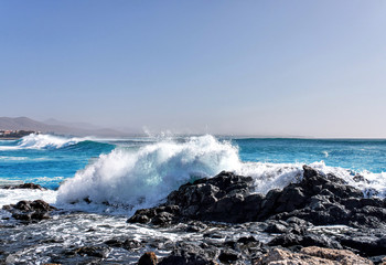 vague se brisant sur les rochers