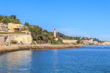 Fototapeta premium Vista do Passeio maritimo em Oeiras com o Farol de Gibalta em Fundo