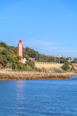 Vista do Passeio maritimo em Oeiras com o Farol de Gibalta em Fundo