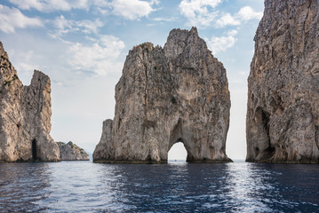 Les rochers Faraglioni sur la côte de l& 39 île de Capri
