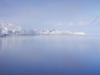 Blick von Schüttdorf nach Zell am See im Winter bei leichtem Nebel