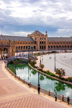 Wasserkanal am Palacio Central im andalusischen Sevilla