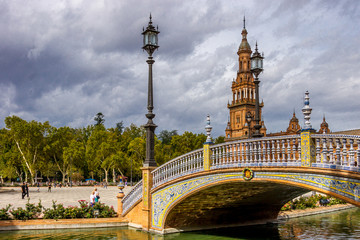 Fototapeta na wymiar Brücke über den Kanal am beliebten Plaza de España