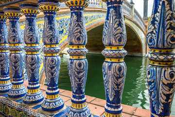Reich verzierte Br&uuml;ckengel&auml;nder und Ballustraden am Plaza de Espa&ntilde;a in Sevilla