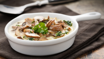 Rahmchampignons - mushrooms with cream sauce