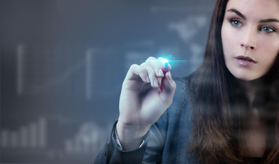 Portrait d'une jeune femme d'affaires écrivant sur un tableau tactile