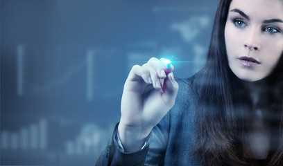 Portrait d'une jeune femme d'affaires écrivant sur un tableau tactile