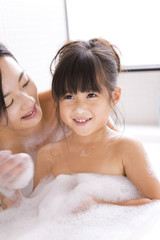 Resultado de imagen para mama banandose con su hija