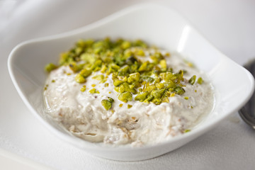 Yoghurt porridge pistachios