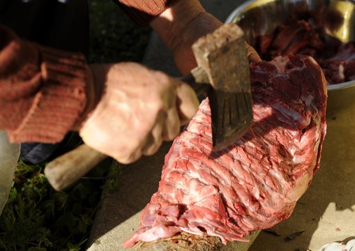 猪のアバラ肉を切断する作業