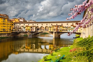 Gartenposter Ponte Vecchio in Florenz im Frühling, Italien © sborisov