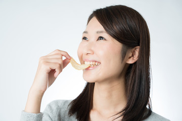 ポテトチップスを食べる女性