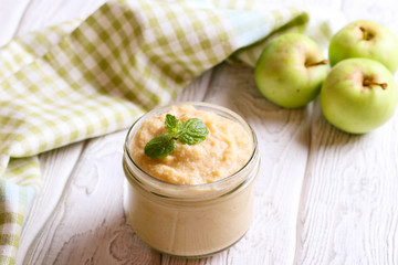 A bowl af apple sauce with cinnamon