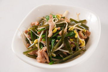 Fried shredded pork with kelp ,bean sprouts and leek