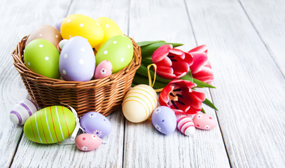 Fototapeta na wymiar basket with easter eggs and tulips