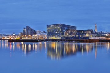 Obraz premium Beautiful reflection of the cityscape of Reykjavik 