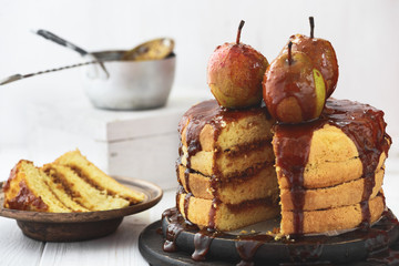 Sponge cake with caramel and pears