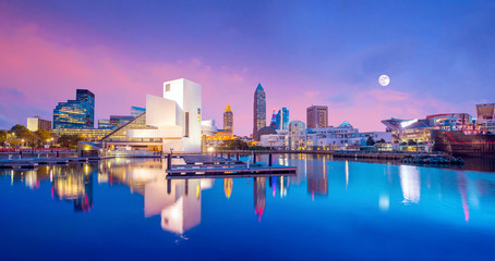 Fototapeta premium Downtown Cleveland skyline from the lakefront