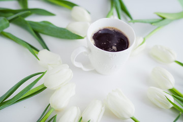 Obraz na płótnie Canvas Чашка кофе и белые тюльпаны