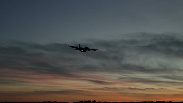Aereo Militare da Trasporto sta atterrando di fronte al tramonto