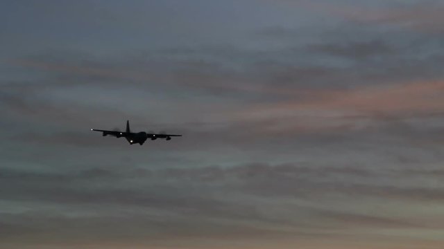 Aereo Militare da Trasporto sta atterrando di fronte al tramonto