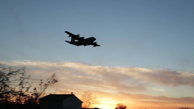 Aereo Militare da Trasporto sta atterrando di fronte al tramonto