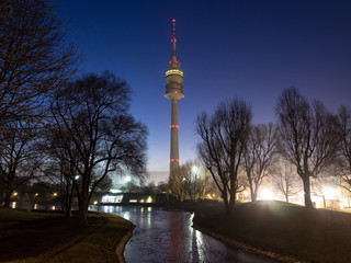 Olympiapark mit Fernsehturm, Bäumen und Beleuchtung am Abend zur blauen Stunde im Winter, Olympiapark, München © Lichtmaler111