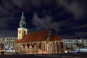 Obraz premium Berliner Marienkirche bei Nacht