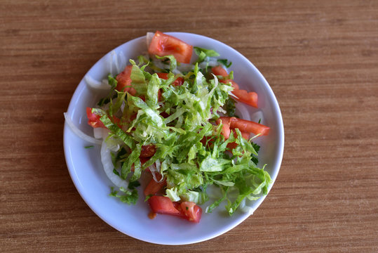 Healthy mediterranean salad with tomato, lettuce and onion
