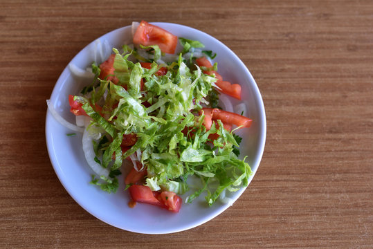 Healthy mediterranean salad with tomato, lettuce and onion