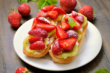 Strawberry bruschetta with kiwi and cream cheese