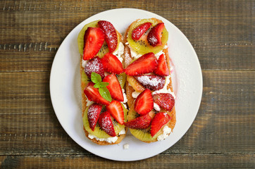Strawberry bruschetta with kiwi and cream cheese