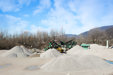 Gravel aggregate extraction. Machinery distribution and classification by size gravel.