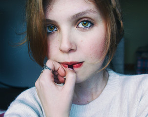 Retrato de una preciosa y tímida mujer rubia 
