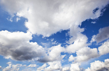 Obraz premium Grey clouds in the blue sky