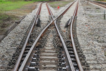 Naklejka premium tor kolejowy na żwirze do transportu kolejowego: wybierz fokus z małą głębią ostrości: