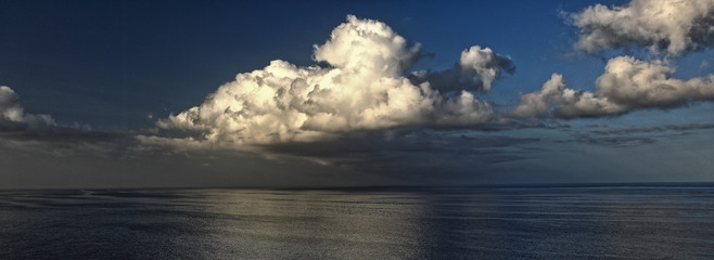 Haufenwolken am Himmel über dem Meer