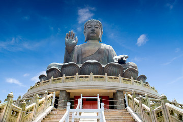 HONG KONG, CHINA - MARCH  7, 2014: The enormous Tian Tan Buddha at Po Lin Monastery at Lantau island - obrazy, fototapety, plakaty