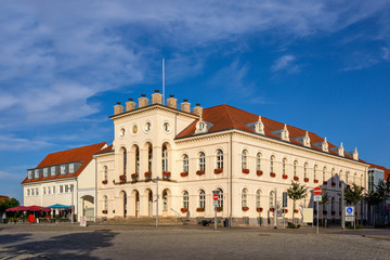 Rathaus von Neustrelitz im Abendlicht