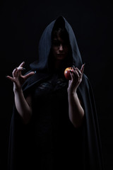 Portrait d'une sorcière tenant dans sa main une pomme
