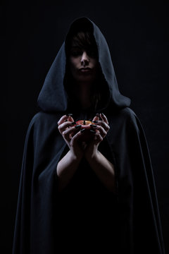 Portrait d'une sorcière tenant dans ses mains une pomme
