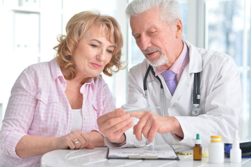 Obraz premium Sick elderly woman in a doctor's office