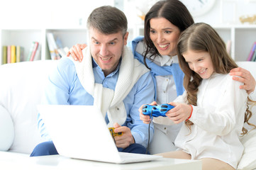 Fototapeta premium Family laying a computer game