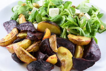 Rote Bete mit Kartoffelspalten und Feldsalat